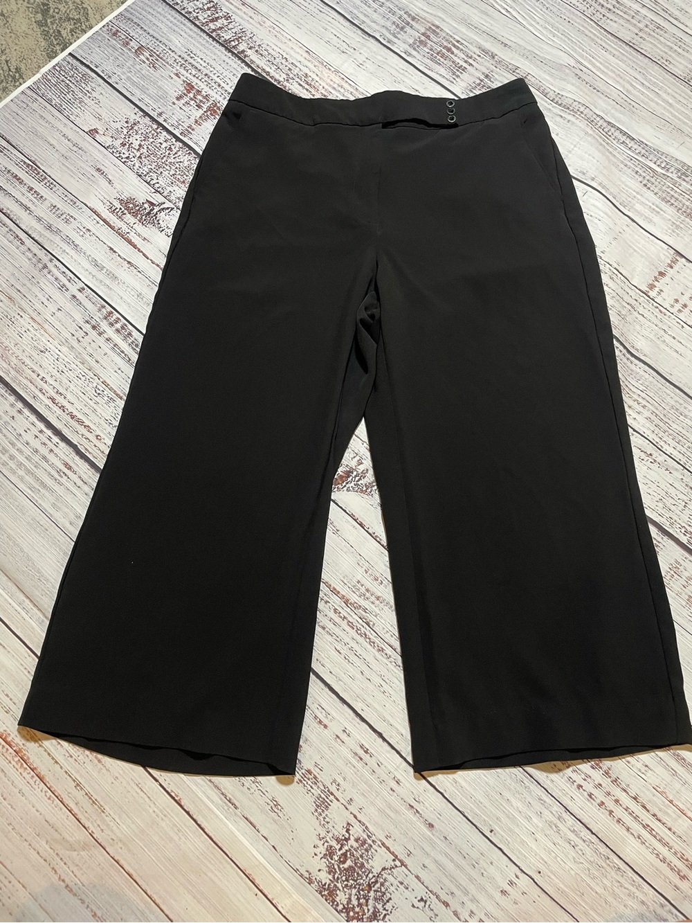White House Black Market cropped wide-leg pants. Black. Size 6.